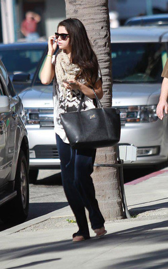 394874_361397543957584_1938189723_n - Selena at doctor office---22 Ianuary 2013