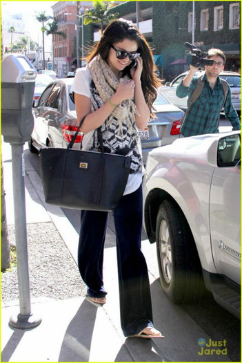 480259_361399030624102_1443339940_n - Selena at doctor office---22 Ianuary 2013