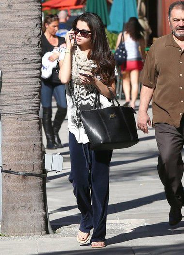 555234_361397747290897_1984999853_n - Selena at doctor office---22 Ianuary 2013