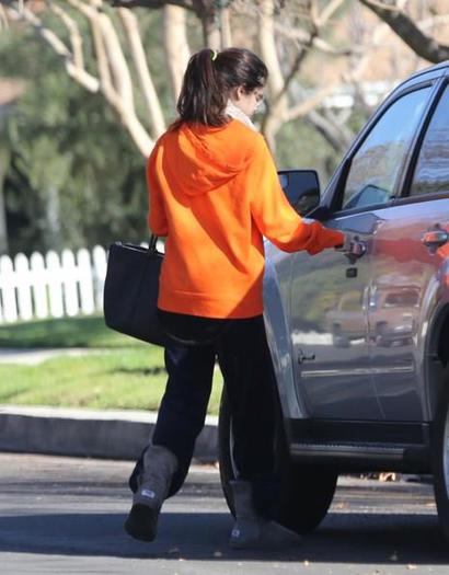 886_361678560596149_483232195_n - Selena leaving the friend house