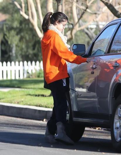 148380_361678650596140_2054283186_n - Selena leaving the friend house