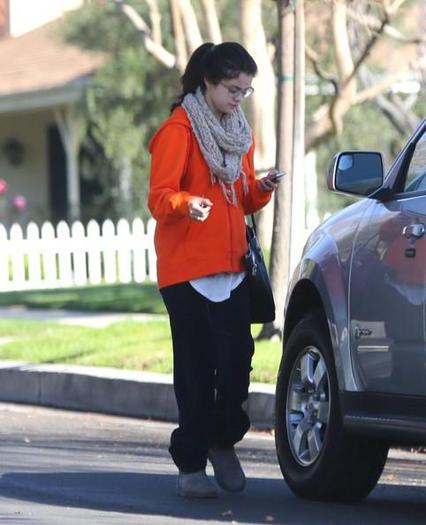 154156_361678590596146_1493122889_n - Selena leaving the friend house