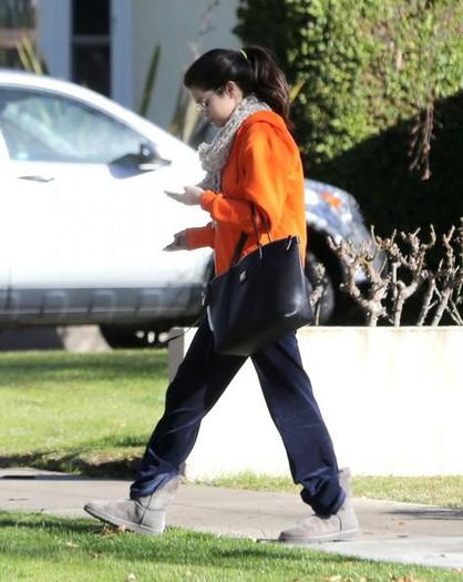 734952_361678527262819_1516985870_n - Selena leaving the friend house