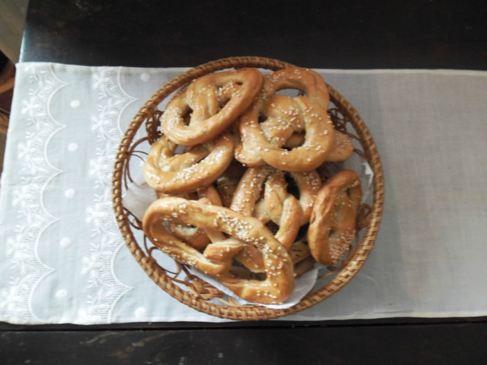 covrigi pretzel - food