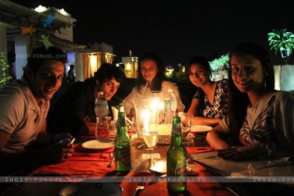 158022-anupriya-karan-rati-roshni-in-ritz-jeele-ye-pal