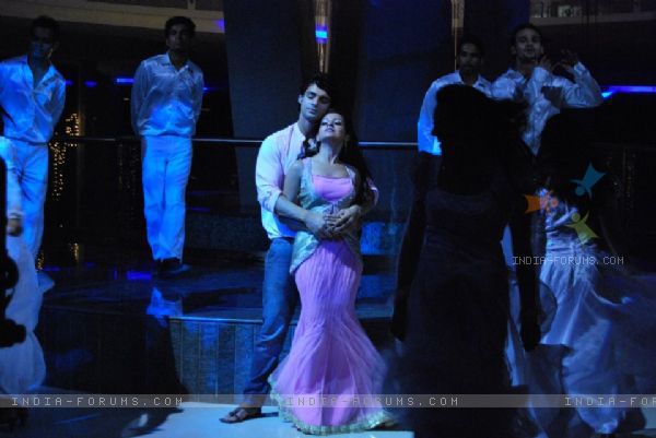 219898-chhavi-pandey-and-karan-wahi