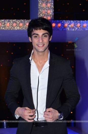 248700-karan-wahi-as-the-host-of-nach-baliye-5
