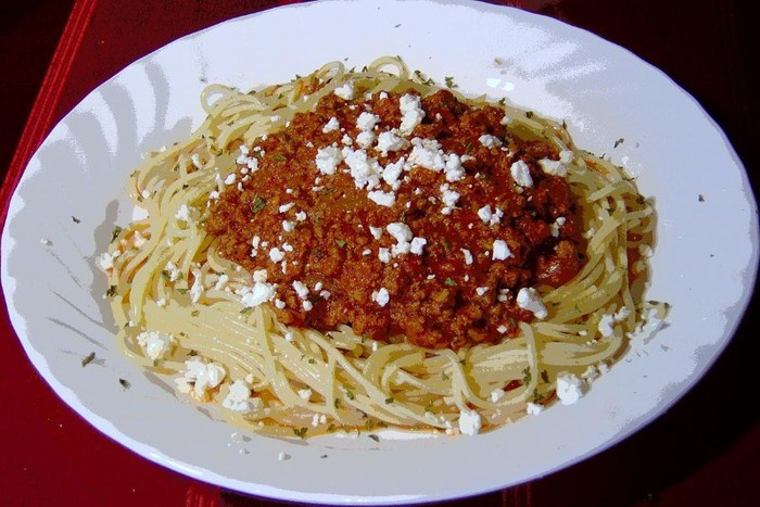 Mancare italiana-spaghetti cu sos si branza mozzarella