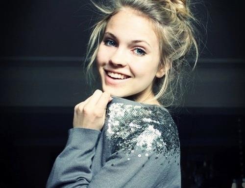 ; Spunea-i ca totul e trecator si a doua zi vezi Doamne va intalneati intamplator.
