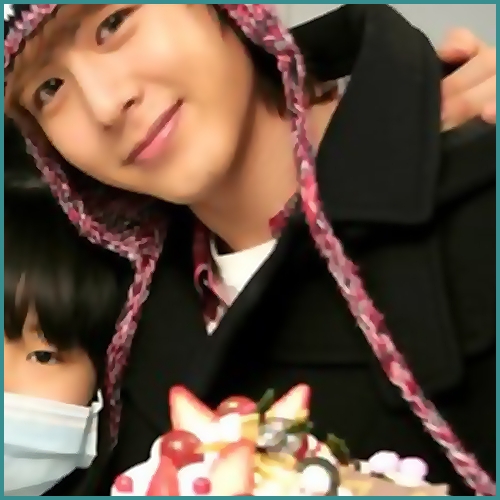 .: #Intră cu un tort. Cu plăcere.. ke.ke..la mulţi ani.. cu întârzieree..