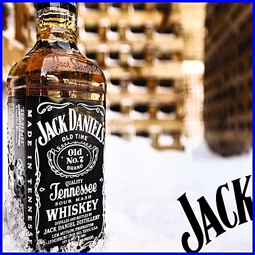 x. *în punguliţă este o sticlă de Jack Daniel`s*