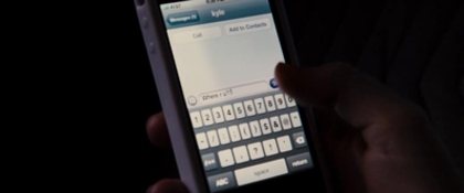 [Andy scoate telefonul si trimite un sms " Ti-am gasit o slijba" ]