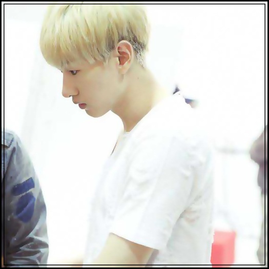 `:. |isi da ochelarii jos| Atunci trebuie sa nu dau pe aici daca e el :)).