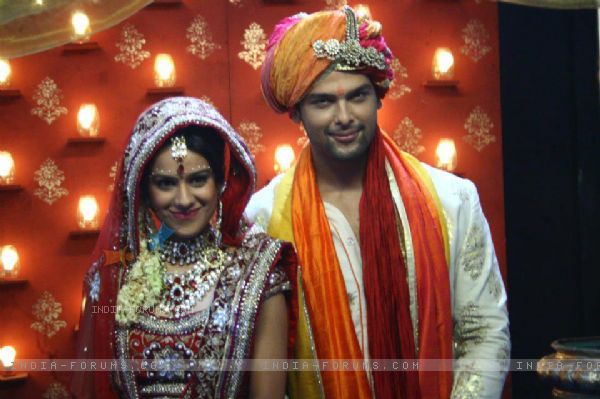 231496-virat-and-maanvi-in-ek-hazaron-mein-meri-behna-hai