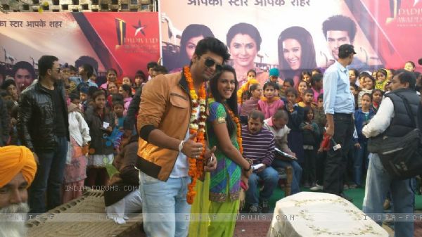 184692-kushal-tandon-and-nia-sharma-at-star-parivaar-awards-2012