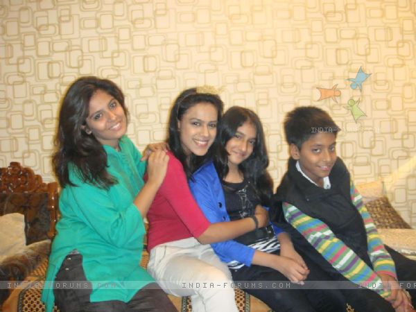 245810-nia-sharma-with-her-family-in-delhi - Nia Sharma