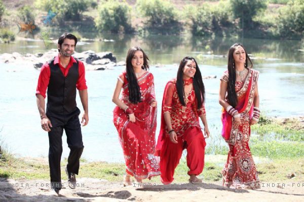184700-sanaya-irani-barun-sobti-krystle-dsouza-and-nia-sharma-at-star