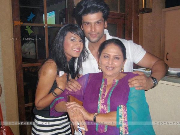 197975-kushal-tandon-nia-sharma-and-anju