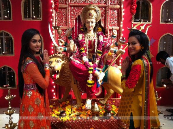 171262-krystle-and-nia-at-the-ehmmbh-set