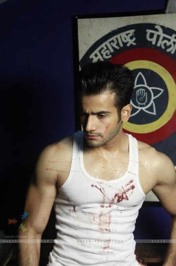 194022-karan-tacker-in-music-video