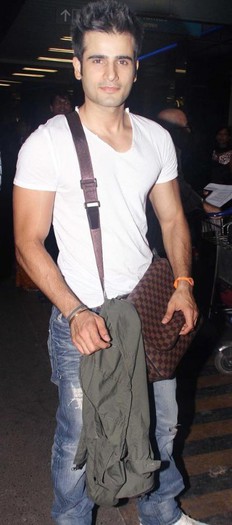 karan-tacker-stylist-look-airport - Karan Tacker