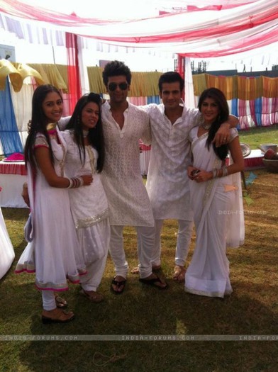 197732-ek-hazaron-mein-meri-behna-hai-cast - Karan Tacker