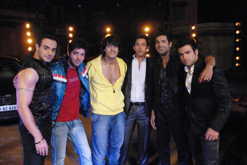Angad-Hasija-Kinshuk-Mahajan-Saurabh-ChakravartySumit-Vats-Mrunal-Jain-and-Rithvik-Dhanjani---get-re