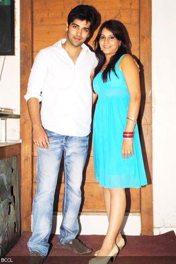 Kinshuk-Mahajan-with-wife-Divya-during-the-launch-party-of-TV-show-Afsar-Bitiya