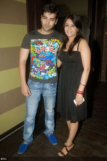 Kinshuk-Mahajan-with-wife-during-Avinash-Wadhawans-bday-bash