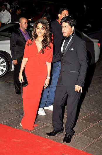 398px-Shahrukh_Khan_with_his_wife_Gauri_Khan_at_Karan_Johar - Shahrukh Khan