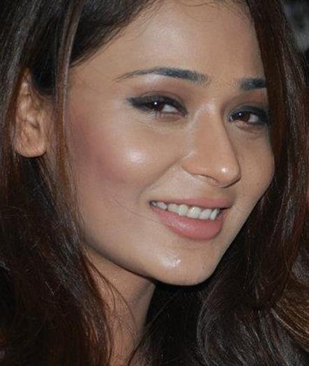 208016_268125029966248_1241940133_n - SARA KHAN_poze NOI