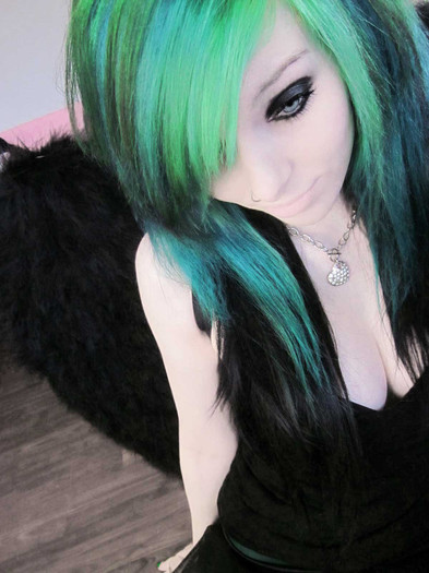 emo-girl-ira-vampira-scene-queen-colorful-hair-purple-blue-pink-green-red-black-hair-coontails-emo-3