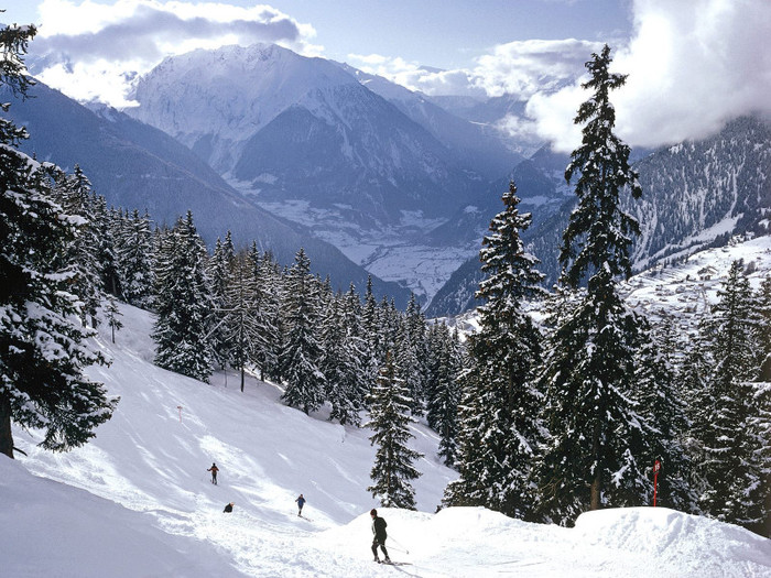 skiing-swiss-alps-winter-6716200; Pe o panta este minunat iarna sa te dai cu schiurile.
