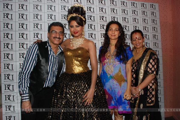 219830-nigaar-khan-and-juhi-chawla-with-bharat-and-dorris-at-bharat-an