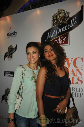 bollywood-actress-nigaar-z-khan-with-sister-37307 - NIGAAR Z KHAN