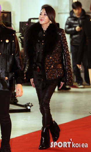dara red - 2ne1 korea 1