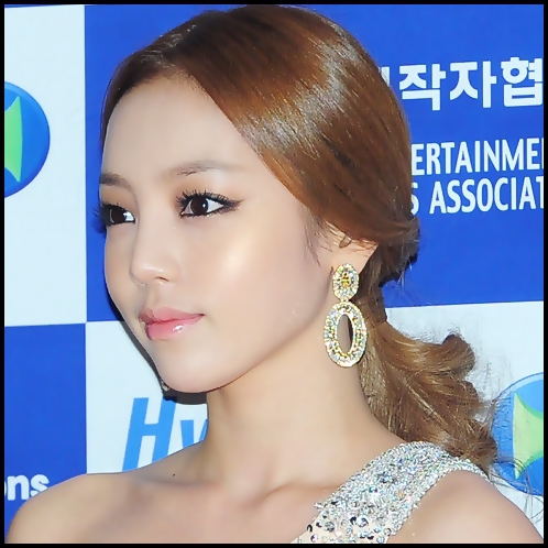 .x [ tipa de sus ] Joon!! :-l .. Daca no deschizi usa o sparg !! :-w