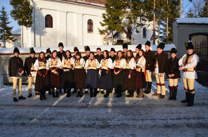 396063_320171128082900_777442590_n; Fete si feciori din Palos, plecand la colindat in ziua de  Craciun.
