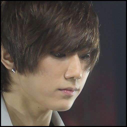 [(:] ..|se tranteste pe canapea| ..