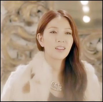 `Bye Hyuna :-h [se pune pe fotoliu]