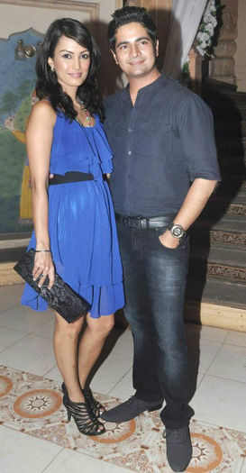 karan- nisha-nice-look-photo - KARAN MEHRA si sotia lui NISHA RAWAL