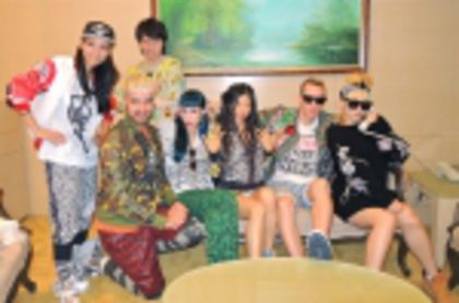 HONG KONG - 2NE1 IN FIECARE ZI 2