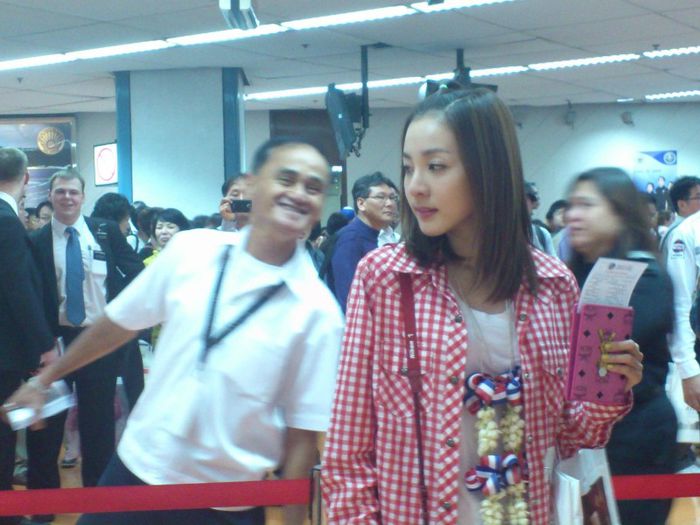 dara in .aeroport - 2NE1 IN FIECARE ZI 2