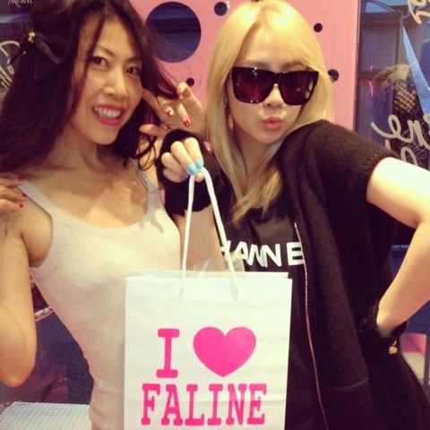 cl follow - 2NE1 IN FIECARE ZI 2