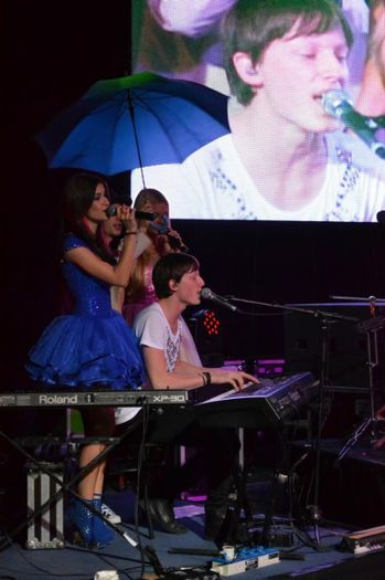 379340_494861900557158_1586328132_n