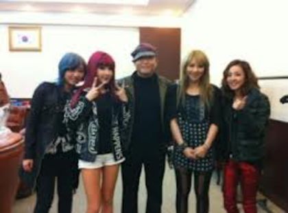 op - 2NE1 Momente triste