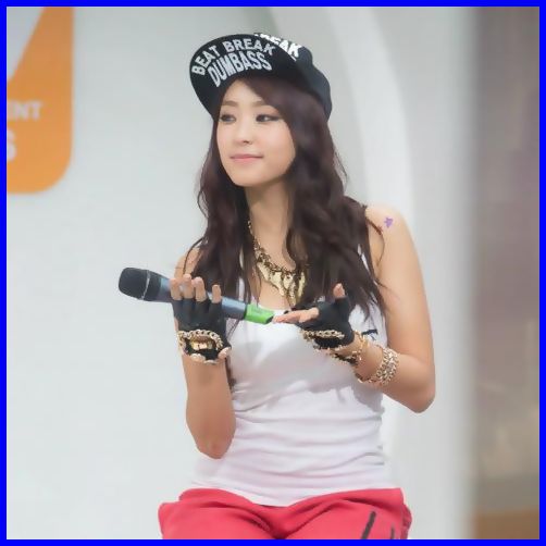 . Înebunit de când,mi-ai rupt..inima-n doua. . Înebunit de când,mi-ai rupt..inima-n doua.