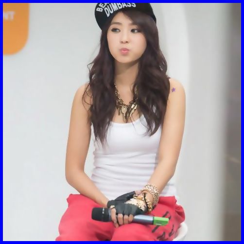 . Norii se aduna si inca-o ploaie vine .. Si voi dansa în ea cât inima ma tine. . Norii se aduna si inca-o ploaie vine .. Si voi dansa în ea cât inima ma tine.