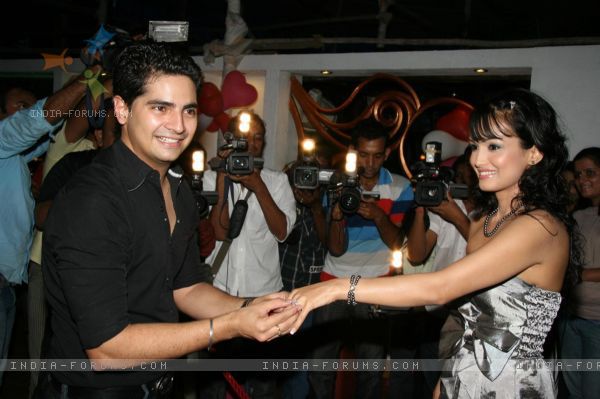 79692-nisha-rawal-at-karan-mehra-birthday-bash