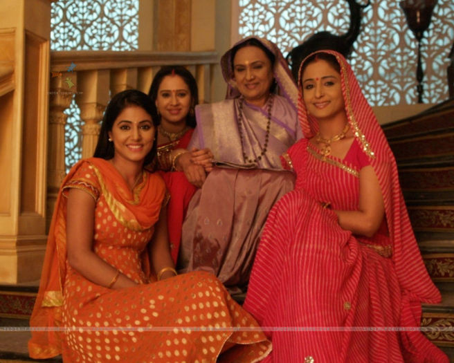 32591-hina-khan-lata-sabharwal-vinita-malik-and-pooja-joshi-in-yeh-ris